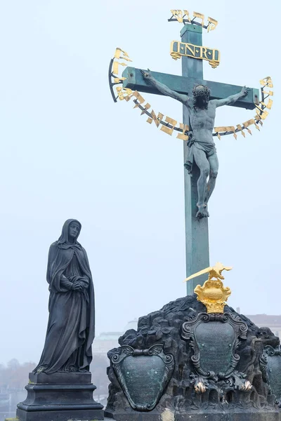 Monumento en el puente de Carlos en el centro de Praga —  Fotos de Stock