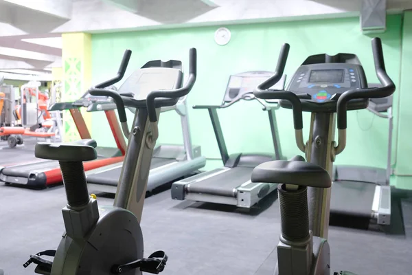 Tapis roulants dans une salle de fitness — Photo