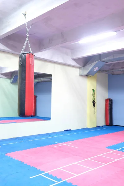 Sala de fitness con sacos de boxeo — Foto de Stock