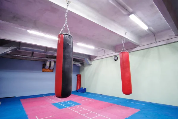 Salle de fitness avec sacs de boxe — Photo