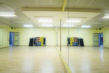 Bir spor salonunun içinde.