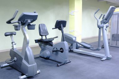 fitness salonunda ağırlık