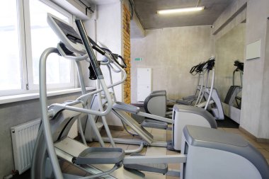  Fitness ekipmanları ile fitness salonu