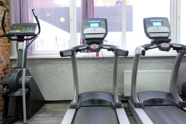 fitness salonunda koşu bandı