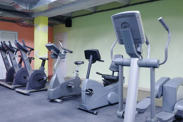 Fitness-Fahrräder in einer Sporthalle — Stockfoto