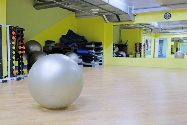 Weights in a fitness hall — Stock Photo, Image