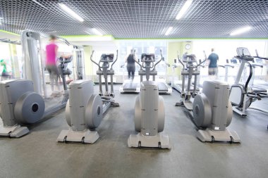 fitness makineleri ile modern bir fitness salonu