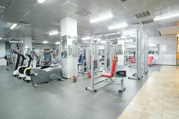 Styrketräningssal med träningsredskap — Stockfoto