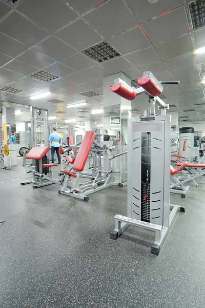 Styrketräningssal med träningsredskap — Stockfoto