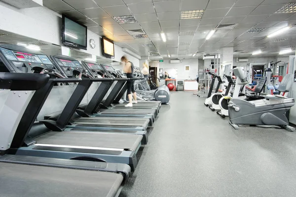 Fitness zaal met fitnessapparatuur — Stockfoto
