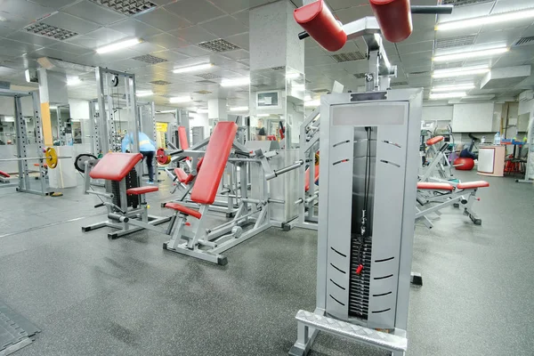 Fitness sál s fitness zařízením — Stock fotografie