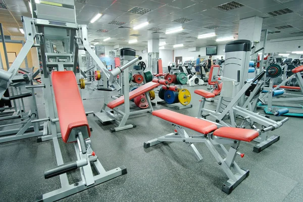 Sala fitness ze sprzętem do ćwiczeń — Zdjęcie stockowe