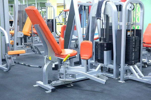 Sala de fitness com equipamento de fitness — Fotografia de Stock