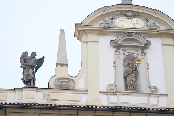 Pomnik na budynku w centrum Pragi — Zdjęcie stockowe