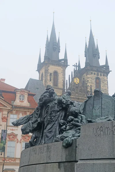 Husz János emlékműve a Prága — Stock Fotó