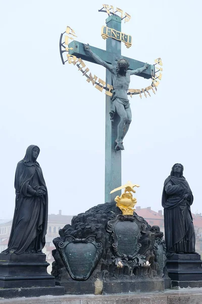 Monumento en el puente de Carlos en el centro de Praga —  Fotos de Stock