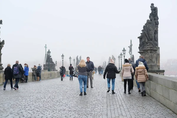 Monumento na ponte Charles em um centro de Praga — Fotografia de Stock