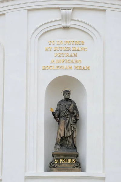 Monumento em um edifício em um centro de Praga — Fotografia de Stock