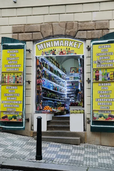 프라하의 중심에서 minimarket — 스톡 사진