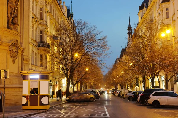 Rua noturna em um centro de Praga — Fotografia de Stock