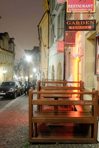Calle de la noche en el centro de Praga — Foto de Stock
