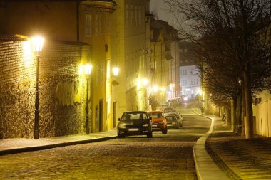 Gece bir Prag'merkezinde sokak