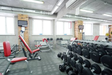 fitness salonunda ağırlık