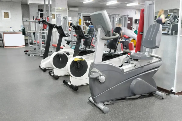 Moderna sala de fitness com máquinas de fitness — Fotografia de Stock