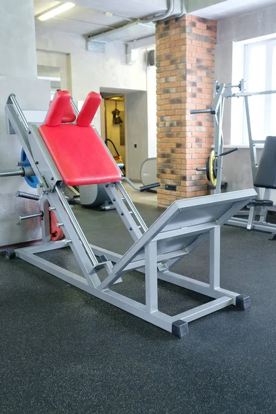 Sala de fitness com equipamento de fitness — Fotografia de Stock