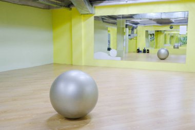 Bir spor salonunun içinde.