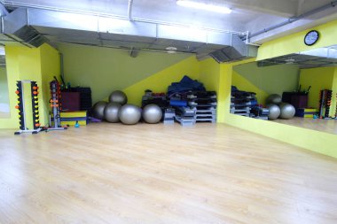 Bir spor salonunun içinde.