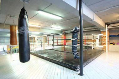 Bir spor salonunun içinde.