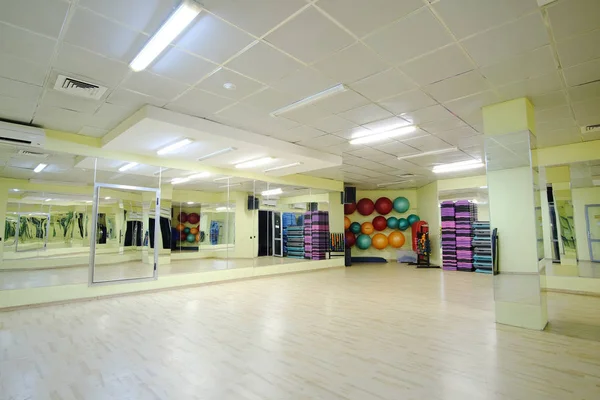 Sala de fitness com equipamento de fitness — Fotografia de Stock