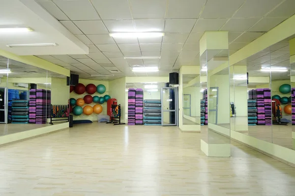 Fitness ekipmanları ile fitness salonu — Stok fotoğraf