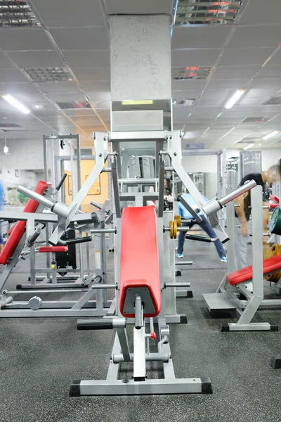 Sala de fitness com equipamento de fitness — Fotografia de Stock