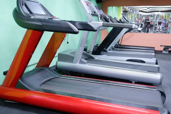 Cintas de correr en un gimnasio —  Fotos de Stock