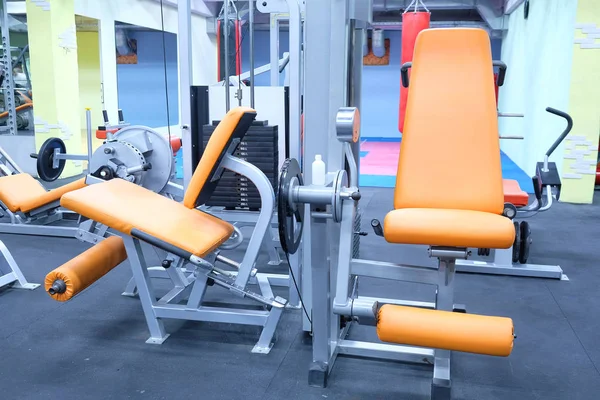 Sala de fitness com equipamento de fitness — Fotografia de Stock