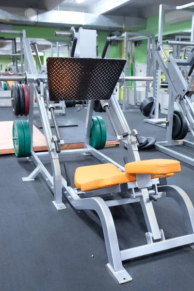 Sala de fitness com equipamento de fitness — Fotografia de Stock