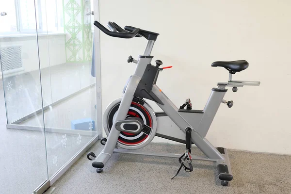 Bicicletas de fitness en un gimnasio —  Fotos de Stock