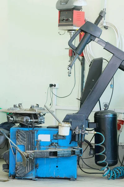 Bir lastik uygun atölye makine — Stok fotoğraf
