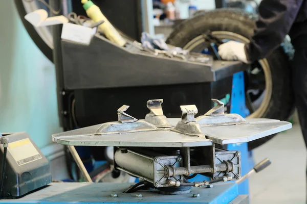 Machine in a tire fitting workshop — Stock Photo, Image