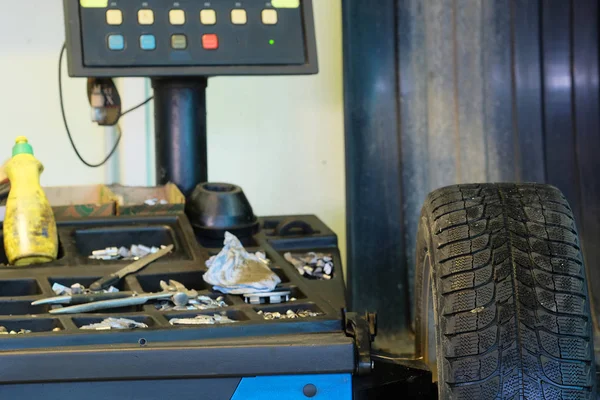 Machine dans un atelier de montage de pneus — Photo