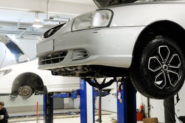 Bir araba onarım istasyonu asansörde araba