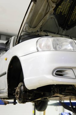 Bir araba onarım istasyonu asansörde araba