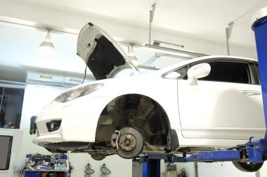 Bir araba onarım istasyonu asansörde araba