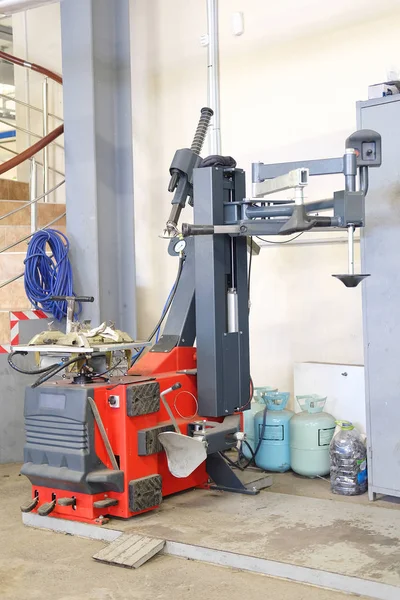 Maskinen i en workshop för montering av däck — Stockfoto