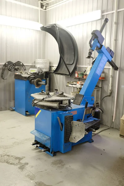 Máquina en un taller de montaje de neumáticos —  Fotos de Stock