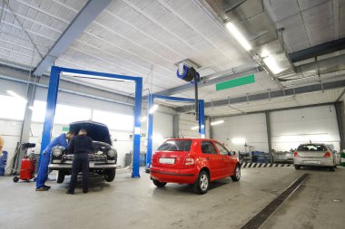Arabanın içinde bir araba onarım istasyonu