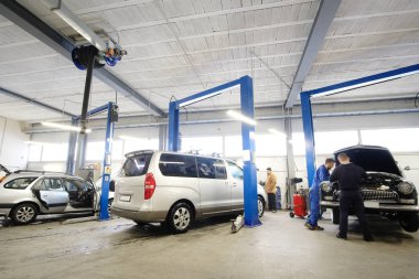 Arabanın içinde bir araba onarım istasyonu