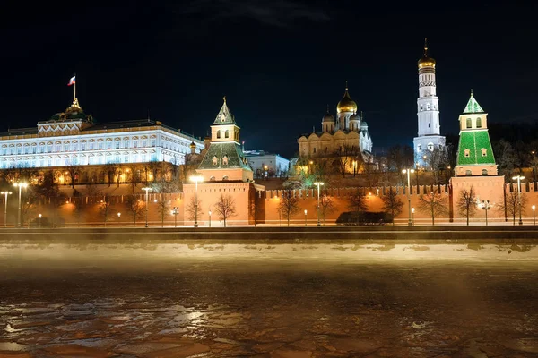 Paysage nocturne avec l'image du Kremlin de Moscou — Photo